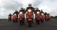 Los Red Arrows cambian los aviones por Vespas
