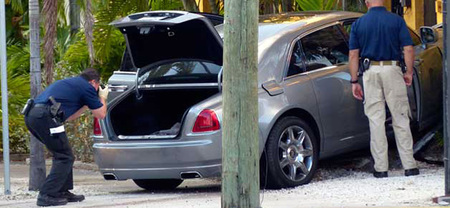 El rapero Rick Ross estrella su Rolls-Royce, evitando un mal mayor