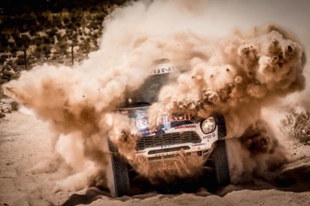 Las primeras dunas resucitan a Al-Attiyah, acercan a Sainz y sentencian a Loeb