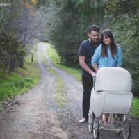 Cansados de que les preguntaran cuándo iban a tener hijos se hicieron una sesión de fotos de bebé ¡con su perro!