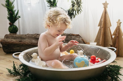 13 juguetes de baño sin orificios para que tu bebé juegue sin riesgos