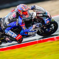 Joe Roberts sorprende a Augusto Fernández en Assen para dominar los primeros libres sin Pedro Acosta