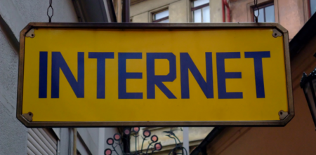 Webs para no aburrirse, smartphones como mandos a distancia y cartas a Jan Koum, Internet is a series of blogs (CCLVIII)