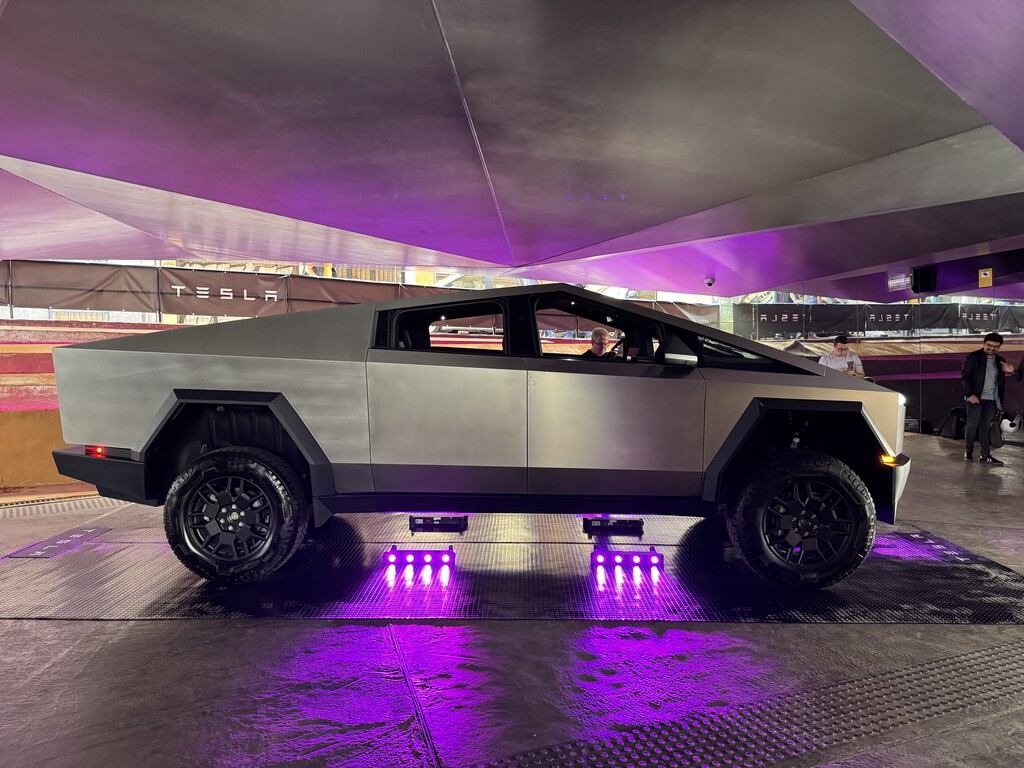 Nos hemos subido al Tesla Cybertruck y hemos confirmado lo imaginado: es una completa locura 