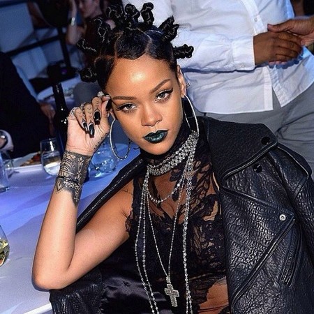 Rihanna y Charlie Sheen se arrancan el moño a tirones