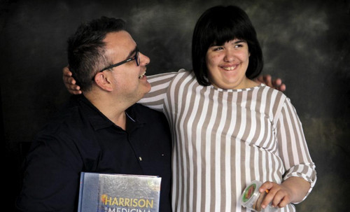 Un padre estudia medicina para ayudar a su hija enferma