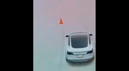 El Autopilot de un Tesla Model 3 confunde a un niño... ¡con un cono de tráfico!