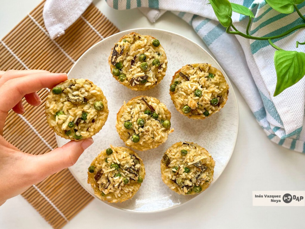 Muffins con arroz, guisantes, algas y queso mozzarella, una receta para aprovechar al máximo el cereal de la noche anterior