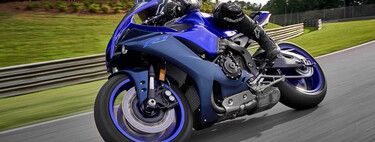 A 10 segundos del récord mundial de Nürburgring sobre una Yamaha R1 de 200 CV. Parece un misil tierra-tierra tocando rodilla a 200 km/h