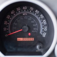 Exprimió tanto su pick-up Toyota que el odómetro ya no avanzó y la marca le regaló una camioneta nueva y la volvió a reventar 