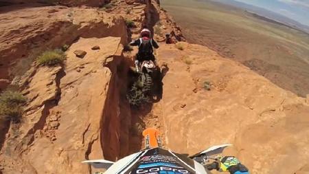 En moto por el acantilado