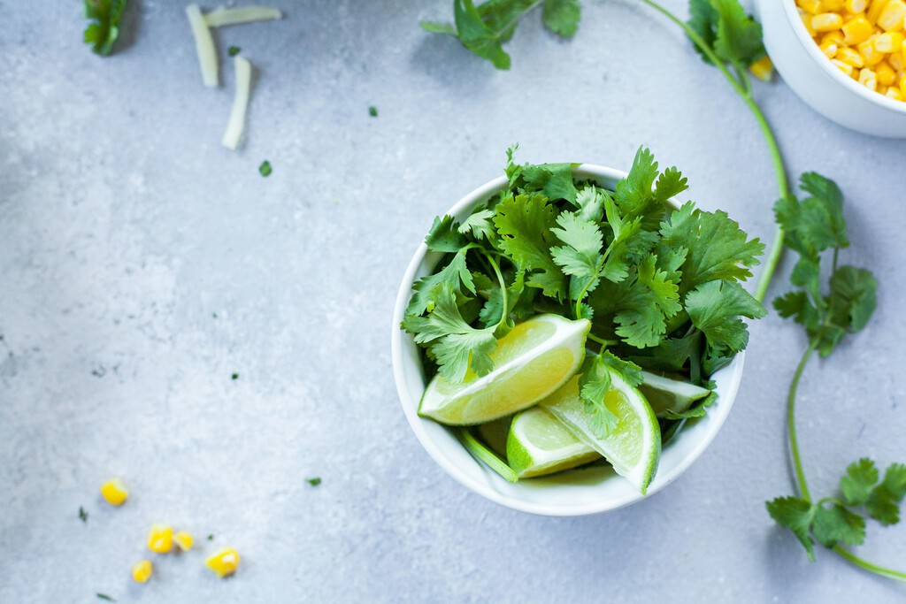 O lo amas o lo odias: la ciencia explica por qué el cilantro te sabe a jabón (y la culpa es de tus genes) 