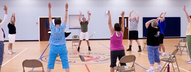 Así puedes ganar músculo y fuerza con solo una silla: una rutina sencilla para hacer en casa