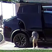 Las puertas halcón del Tesla Model X siguen siendo un problema: casi decapitan a un niño 