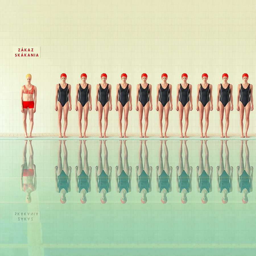 ‘Swimming pool’, Maria Svarbova, geometría y tonos pastel para retratar ...