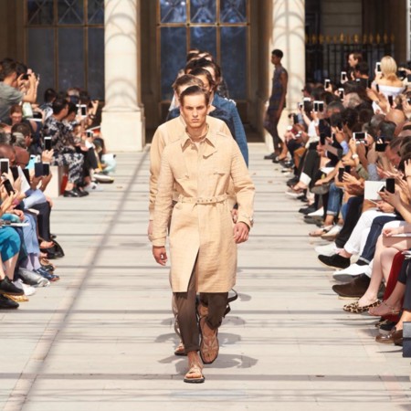 Con transparencias, tonos camel y zig-zags, Louis Vuitton presenta su colección de primavera en París