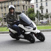 Peugeot no podrá vender su scooter de tres ruedas en Italia y Francia tras perder una demanda de Piaggio por plagio