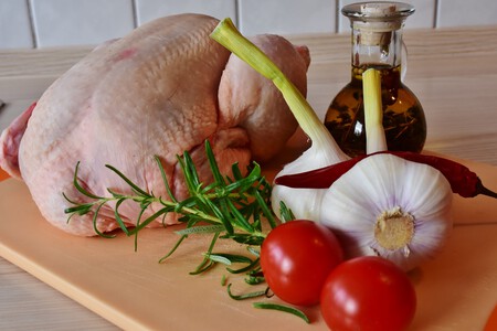 Lavar el pollo antes de cocinar puede ser más peligroso de lo que pensabas. Te contamos el motivo