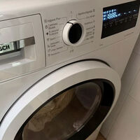Así funciona el truco de la cuchara en la lavadora para que la ropa salga más suave y esponjosa 
