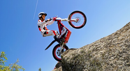 Triumph Adquiere Oset Bikes 001