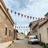 Uma aldeia em Zamora com 180 habitantes queria decorar as suas ruas, então os seus vizinhos fizeram crochê com 15 metros de tecido 
