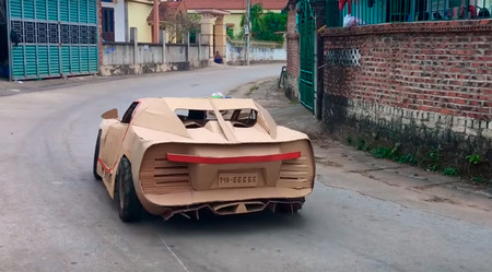 Bugatti Chiron de cartón