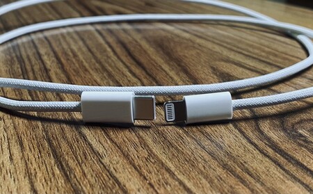 Vuelve el cable Lightning trenzado: un ‘leaker’ filtra fotos del cable que vendrá en el iPhone 12