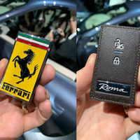 No, no le han robado el emblema al Ferrari Roma...¡Es su llave!