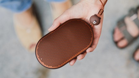 Bang & Olufsen lanza una edición especial de su altavoz Beoplay P2 que llega con mascota incorporada