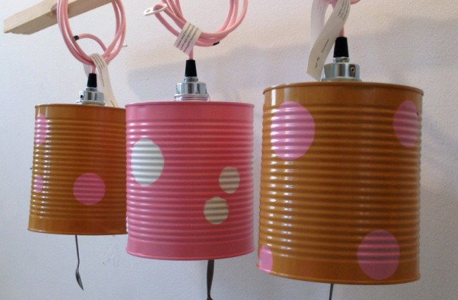 Recicladecoración: lámparas de colores hechas con latas y cucharas