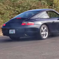 Tener 8 iPhones de sobra e intentar frenar un Porsche con ellos, no, no es broma