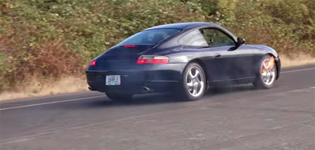 Tener 8 iPhones de sobra e intentar frenar un Porsche con ellos, no, no es broma