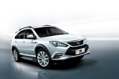 China lidera con 350.000 coches eléctricos enchufables matriculados en 2016