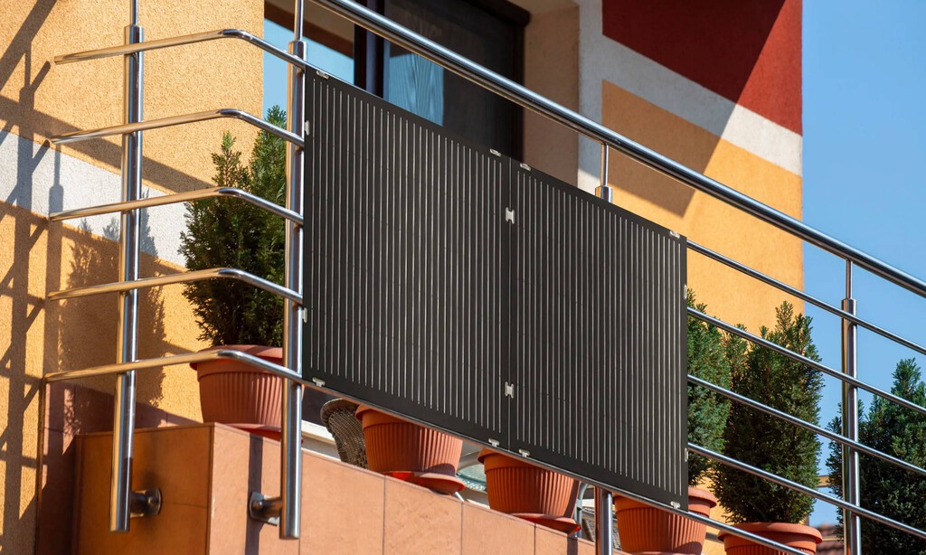 Leroy Merlin lanza paneles solares para el balcón que puedes instalar tú mismo y que te permiten tener luz gratis 