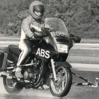 Nos anos 90, o Japão zombou da Alemanha pelo ABS nas motos; vinte anos depois, os alemães montaram uma fábrica lá e acabaram rindo deles graças à KTM 