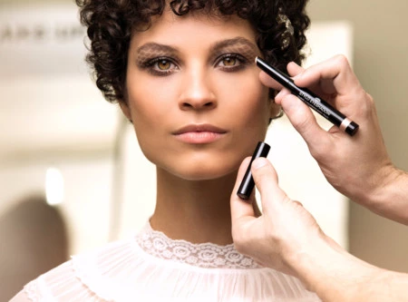 Nos colamos en el backstage de Chanel de la mano de Benoit Peverelli para una masterclass de maquillaje