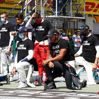 Carlos Sainz ya no se arrodilla ante Lewis Hamilton: "Soy igual de antirracista que los otros 19 pilotos"