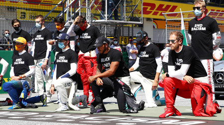 Carlos Sainz ya no se arrodilla ante Lewis Hamilton: "Soy igual de antirracista que los otros 19 pilotos"