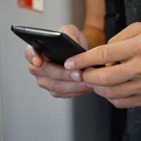 Antes de enviar un emoticono por WhatsApp a clientes, proveedores o trabajadores, piénsalo dos veces 