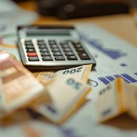 Un empleado de una gran empresa española con sueldo medio tiene que trabajar más de un siglo para igualar lo que gana el CEO en un año 