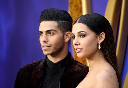 Así es como se lleva el terciopelo en verano, firmado por Mena Massoud en la premire de Aladdin