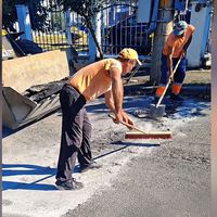 Un vecino anónimo construyó su propio badén en su calle porque los coches pasaban demasiado rápido. La policía le está buscando para multarle 