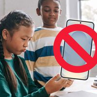 Tras prohibir la comida chatarra en escuelas, México va por otro objetivo: los celulares