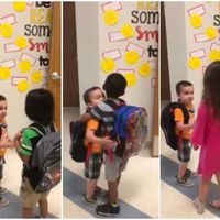 Música, dibujo y... ¡abrazos! Alumnos de una guardería de Texas comienzan su día con muestras de afecto 