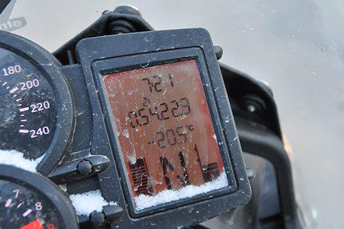 Aquí tienes siete consejos para conducir (y disfrutar) tu moto en invierno de forma segura