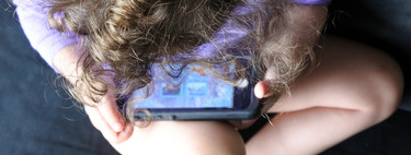 Por qué no me gusta que mi hija de cinco años utilice un teléfono móvil como juguete