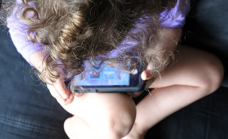 Por qué no me gusta que mi hija de cinco años utilice un teléfono móvil como juguete
