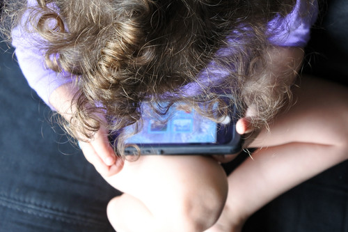 Por qué no me gusta que mi hija de cinco años utilice un teléfono móvil como juguete