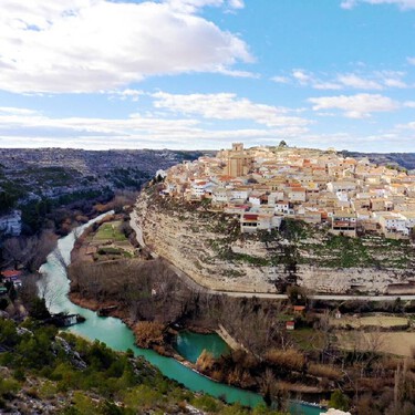 Es un pueblo pero parece una isla de piedra en medio de La Mancha: 350 habitantes, murallas medievales y un castillo convertido en cementerio 