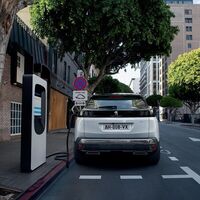 Los coches eléctricos e híbridos enchufables más vendidos en España en 2021: los SUV de Peugeot triunfan 